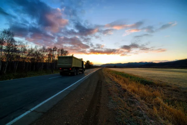 Bilen på morgonen vägen. — Stockfoto