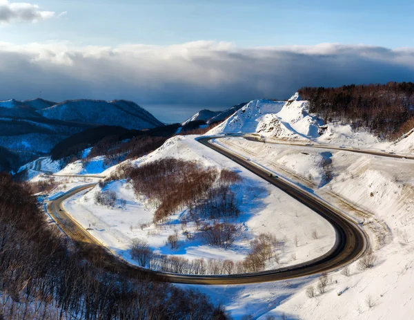 Kış yol yılan gibi. Sahalin.