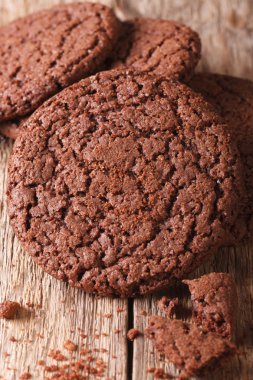 Masanın üzerinde çatlaklar makro ile taze çikolata kurabiye. dikey