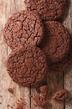 Çikolata kurabiye çatlaklar yakın çekim tablosundaki ile. Dikey olarak