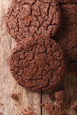 Çikolata kurabiye makro masada kırık. Dikey Üstten Görünüm 