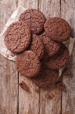 çikolatalı kurabiye kağıt üzerinde. Dikey Üstten Görünüm