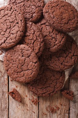 Çikolatalı kurabiye kağıt yakın çekim üzerinde. dikey üstten görünüm