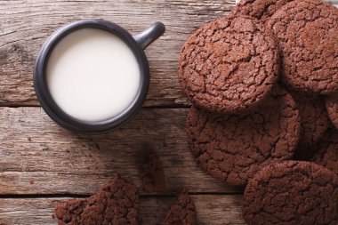 Lezzetli çikolata kurabiye ve süt yakın çekim. Yatay üst VI