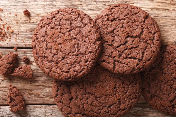 Galletas de chocolate con grietas de cerca en la mesa. horizontal — Foto de Stock