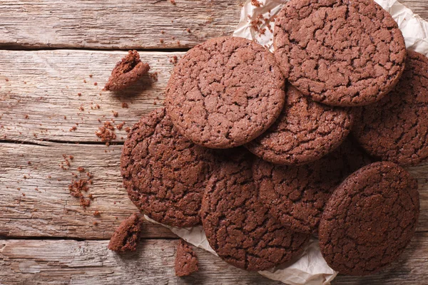 Pan de jengibre de chocolate en el papel. vista superior horizontal — Foto de Stock