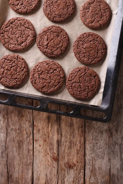 Chocolate gingerbread cookies on the baking sheet. vertical top — Stock Photo, Image