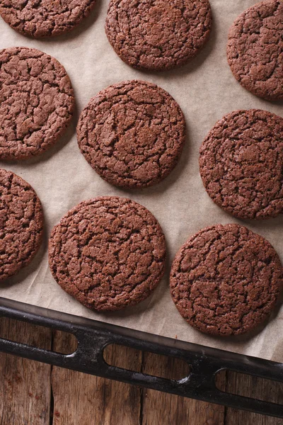 Biscoitos de chocolate na assadeira close-up. vertical superior vie — Fotografia de Stock