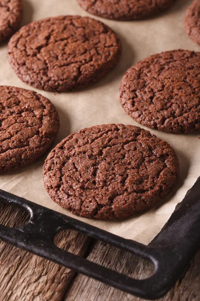 Freshly baked chocolate cookies on a baking sheet close-up. vert — Stock Photo, Image