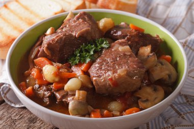 Ederim mantar ile bir kase içinde kapatın. Yatay