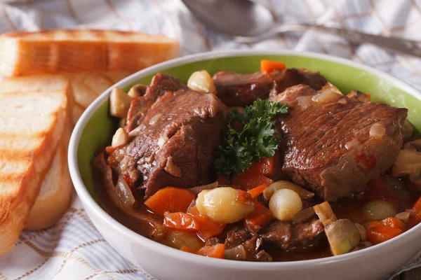 Carne de vită fierbinte Bourguignon cu ciuperci și legume într-un castron — Fotografie, imagine de stoc