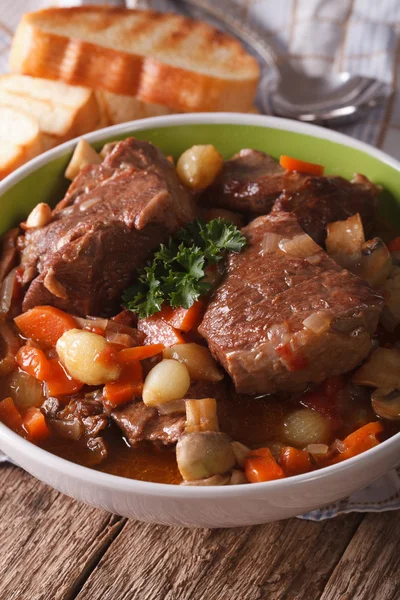 La carne Bourguignon con las setas se cierran en la escudilla. Vertical — Foto de Stock