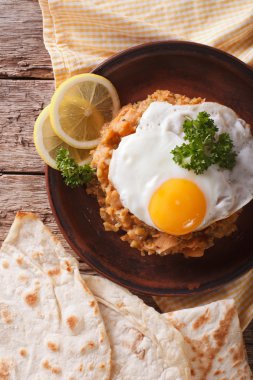 kızarmış ekmek ve yumurta yakın çekim ile ful medames. Dikey üst VI