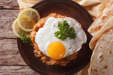 Mısır Kahvaltı: ful medames yumurta yakın çekim ile. yatay olarak