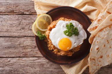 Mısır Kahvaltı: ful medames kızarmış yumurta ile. Yatay üst