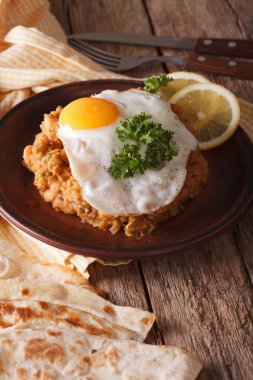 Arapça kahvaltı: ful medames kızarmış yumurta yakın çekim ile. Vertica