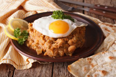 Masanın üzerine kızarmış yumurta yakın çekim ile Arapça ful medames. horizo