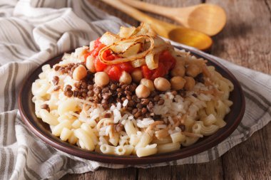 Mısır mutfağı: kushari yakın plaka üzerinde çekim. Yatay