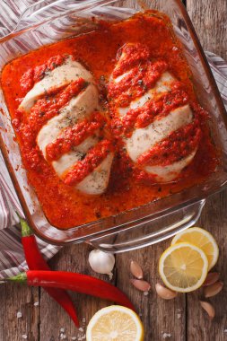 Tavuk fileto chili sos yakın çekim ile pişmiş. Dikey üst vie