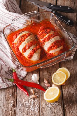 Portekizce gıda: baharatlı tavuk piri piri yakın çekim pişirme çanağı