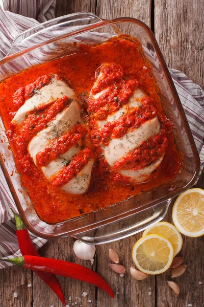 Cucina portoghese: piri di pollo piccante primo piano. piano verticale vi — Foto Stock