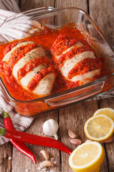 Filetto di pollo cotto con salsa di peperoncino primo piano sul tavolo. ver — Foto Stock