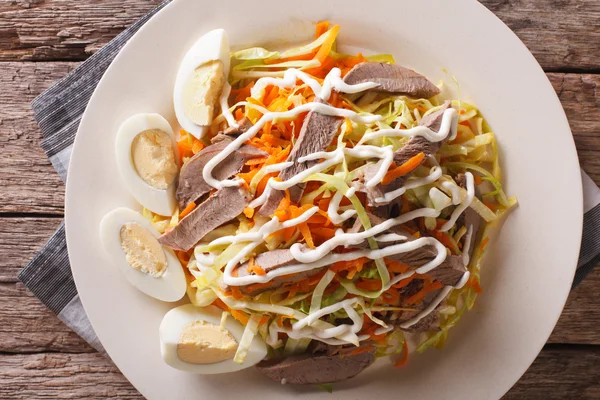 Beef heart with vegetables and eggs close-up on a plate horizont — 图库照片