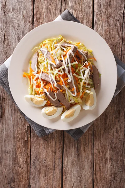 Salad dari hati sapi dengan telur dan sayuran. Lapisan atas vertikal — Stok Foto