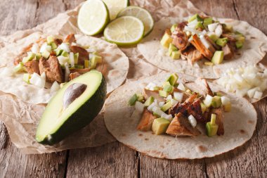 Carnitas, soğan ve avokado yakın çekim meksika taco. horizo