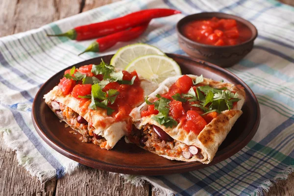 Chimichanga con carne molida, frijoles y queso de cerca. horizonte —  Fotos de Stock