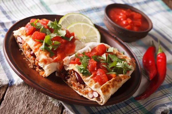 Chimichanga con carne picada, verduras y queso — Foto de Stock