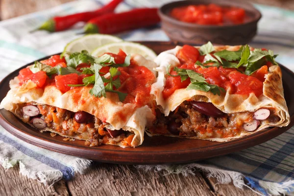 Mexikanische Rollen: Chimichanga mit Tomatensalsa in Nahaufnahme horizontal — Stockfoto