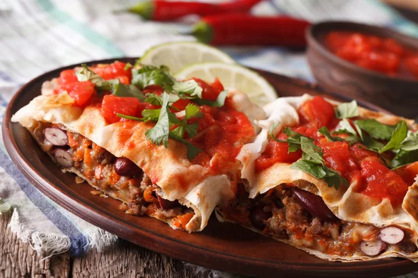 Mexikanische Küche: Chimichanga mit Tomatensalsa aus nächster Nähe horizontal — Stockfoto