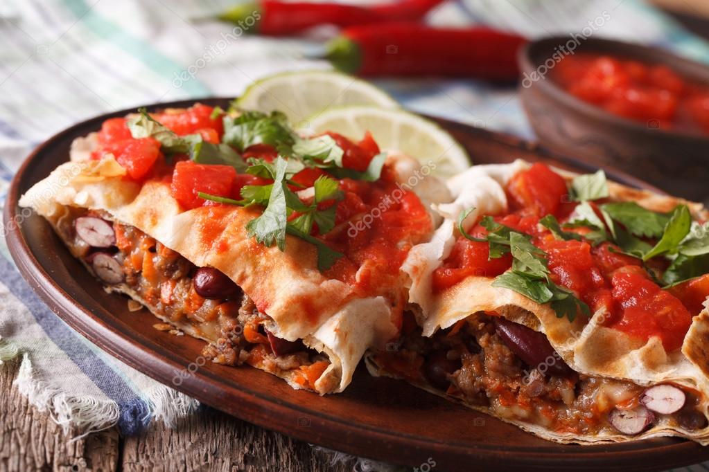 Мексиканская кухня: чимичанга с томатной сальсой крупным планом ...