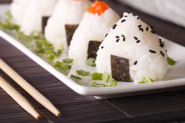 Onigiri pirinç topları yakın bir plaka üzerinde çekim. Yatay