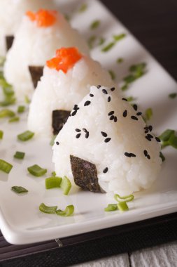 Onigiri pirinç topları yakın bir plaka üzerinde çekim. dikey