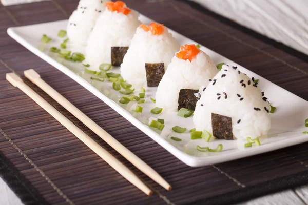Japanischer Onigiri gefüllt mit Lachs und Sesam in Nahaufnahme. horizo — Stockfoto