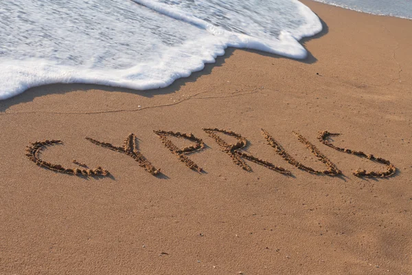 Text von Zypern auf dem Sand in der Nähe des Meeres Nahaufnahme — Stockfoto