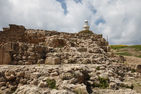 Ruiny amfiteatru i stara latarnia morska w Pafos. — Zdjęcie stockowe