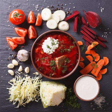 Ukraynalı borsch çorbası malzemeler kayrak pano portre üzerinde. T