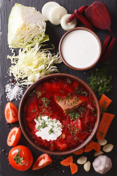 Oekraïense borsch soep met ingrediënten op leisteen close-up. Vertica — Stockfoto