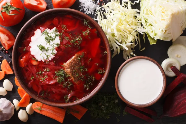 Barszcz ukraiński czerwony zupa z składników na Łupek zbliżenie. Hor — Zdjęcie stockowe
