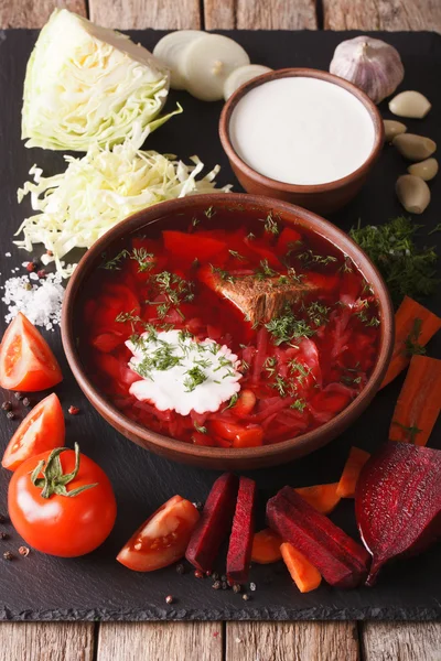 Ukrainisches Essen: Rote Suppe Borschtsch mit Zutaten auf Schiefertafel — Stockfoto