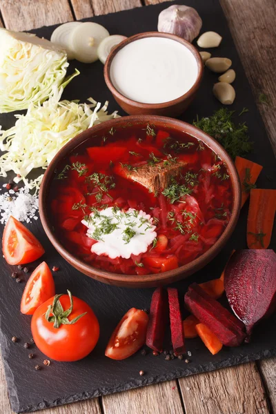 Sopa ucraniana e ingredientes em uma tábua de ardósia closeup. vertica — Fotografia de Stock