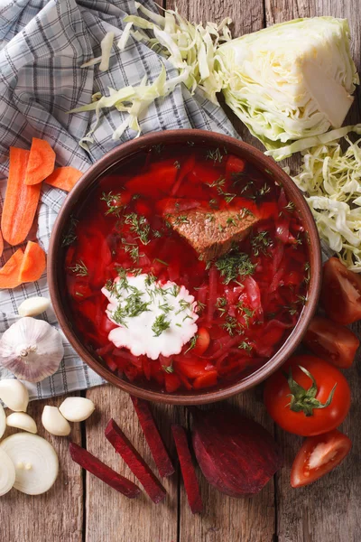 Sopa de borsch ucraniano e ingredientes primer plano. vista superior vertical — Foto de Stock