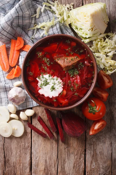 Sopa e ingredientes de borsch ucraniano. vista superior vertical — Foto de Stock