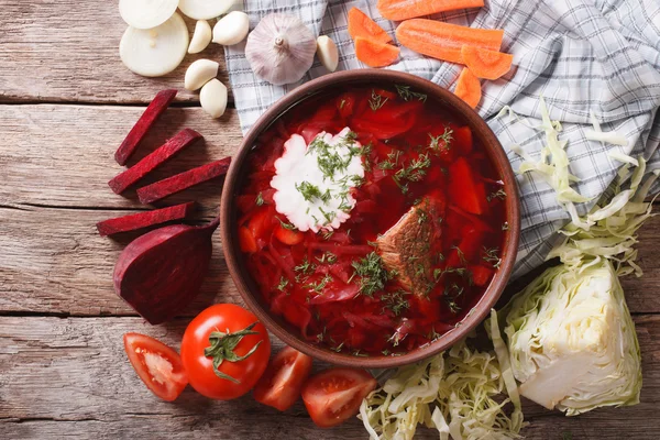 Oekraïense borsch soep en ingrediënten. Horizontale bovenaanzicht — Stockfoto