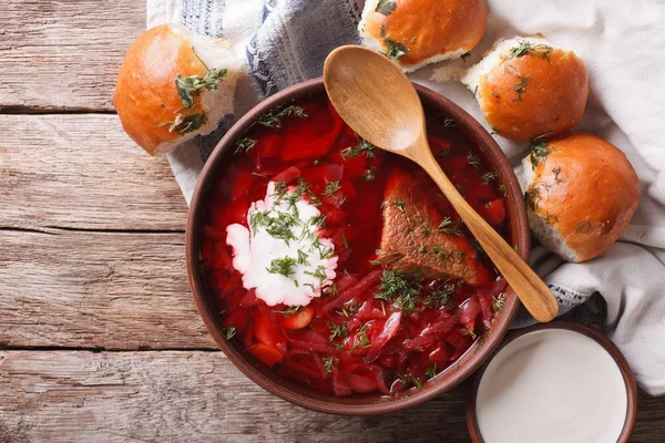 Ukrainian borsch soup and garlic buns on the table. Horizontal t — Stock Photo, Image