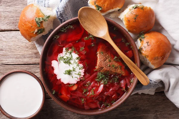 Ukrainische Borschtsch-Suppe und Knoblauchbrötchen in Großaufnahme. horizontal oben v — Stockfoto