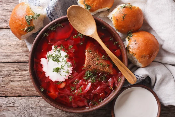 Ukrainian borsch soup with sour cream close-up. horizontal top v — Stock Photo, Image